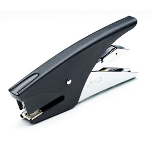 CUCITRICE A PINZA C/AVANCARICA COLORE NERO PASSO 6 KARTIA COD. 0108N